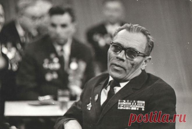 Четырехэтажный жилой дом Облпотребсоюза на площади 9-го Января в Сталинграде был примечателен лишь тем, что относился к числу престижных. Однако события Сталинградской битвы обессмертили его благодаря героической 58-дневной обороне.