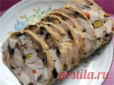 Куриный рулет с грибами и орешками! Ммм… точно пальчики оближешь. Обалденно получилось.