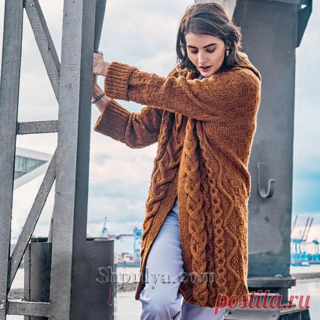Роскошный кардиган с капюшоном связан спицами разнообразными узорами «клетка» «косы» и «зигзаги» из шерстяной пряжи с кашемиром теплого коричневого оттенка.