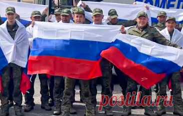 Минобороны показало кадры возвращения российских военных из плена ВСУ. В ведомстве отметили, что в настоящее время российские военнослужащие находятся в Белоруссии, где им оказывают необходимую медицинскую и психологическую помощь