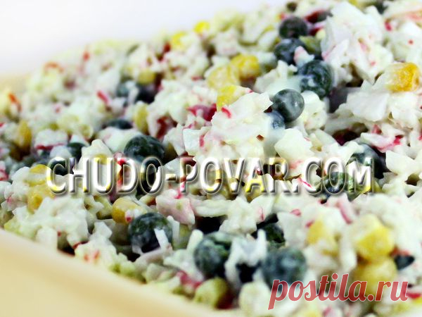 САЛАТ С КРАБОВЫМИ ПАЛОЧКАМИ И КУКУРУЗОЙ - рецепт с фото