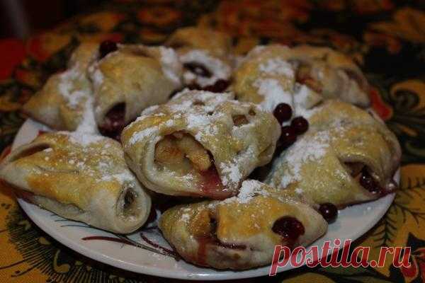Слойки с яблоком и брусникой «На скорую руку»