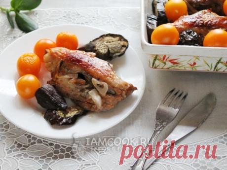 Куриные спинки, запеченные в духовке — рецепт с фото Вариант приготовления куриных спинок в духовке - с баклажанами, помидорами черри, томатным соком и соевым соусом.
