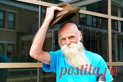 Отшельник вернулся к людям после 30 лет в лесу. В американском штате Нью-Гэмпшир к людям вернулся 81-летний отшельник, который почти 30 лет жил в лесной хижине с солнечными батареями на крыше и сам обеспечивал себя всем необходимым. В начале августа владелец леса добился его ареста, после чего хижина сгорела. Пожарные не исключают намеренного поджога.