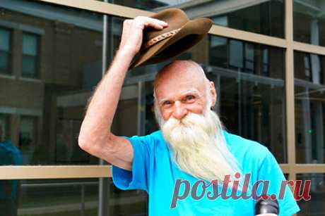 Отшельник вернулся к людям после 30 лет в лесу. В американском штате Нью-Гэмпшир к людям вернулся 81-летний отшельник, который почти 30 лет жил в лесной хижине с солнечными батареями на крыше и сам обеспечивал себя всем необходимым. В начале августа владелец леса добился его ареста, после чего хижина сгорела. Пожарные не исключают намеренного поджога.