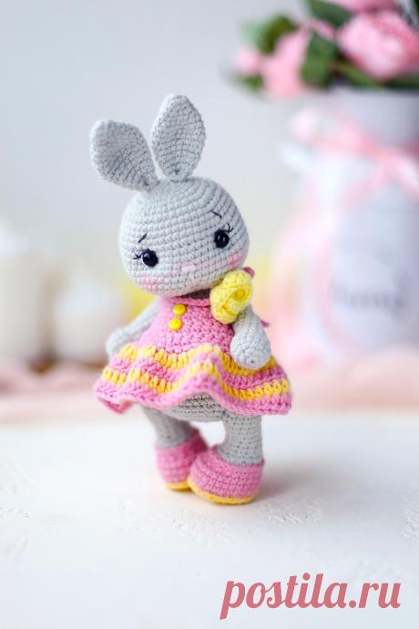 PDF Зайка Энни крючком. FREE crochet pattern; Аmigurumi toy patterns. Амигуруми схемы и описания на русском. Вязаные игрушки и поделки своими руками #amimore - зайка из обычной пряжи, заяц, зайчик в платье, кролик, зайчонок, крольчонок.