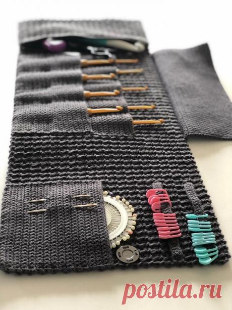 Органайзер для вязания крючком. 
 
  Вязаный, для вязания же. Хороший рукодельный подарок подруге. 