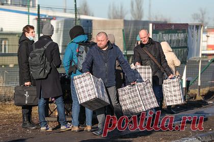 В МЧС назвали число готовых принять жителей Донбасса российских регионов. Принять беженцев из Донецкой и Луганской республик (ДНР и ЛНР) могут 44 региона России. Такое число субъектов назвал врио главы МЧС Александр Чуприян, его цитирует ТАСС. В пресс-службе ведомства сообщили, что МЧС доставит 228 тонн гуманитарной помощи из Росрезерва эвакуированным из Донбасса жителям.