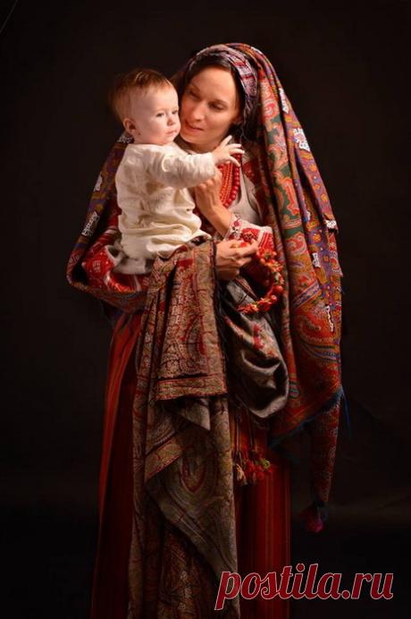 Украинки в национальных костюмах: восхитительный патриотический фотоцикл