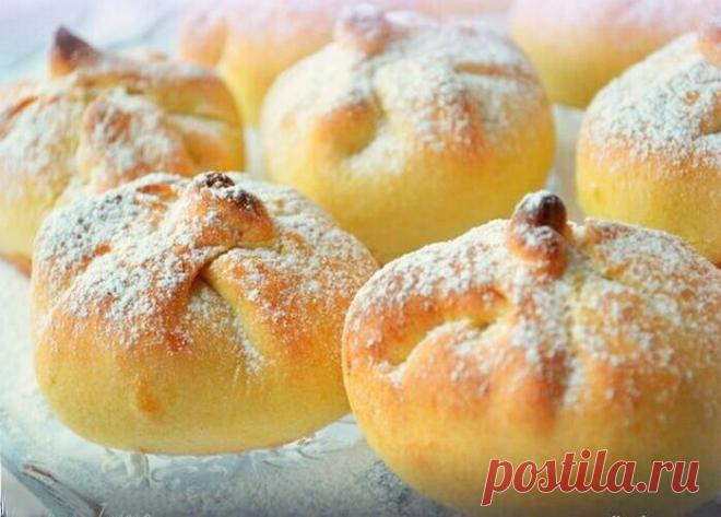 НЕЖНЫЕ БУЛОЧКИ НА СМЕТАННОМ ТЕСТЕ С АРОМАТНЫМИ ЯБЛОЧКАМИ
Сметанное тесто нежное и рассыпчатое, но в то же время достаточно крепкое и начинка не вытечет, с ним невероятно приятно работать! Яблоки там более чем уместны, но можно и поэкспериментировать.

ИНГРЕДИЕНТЫ:
Для теста:
200 г холодного масла или маргарина
400-450 г муки
200 мл сметаны
1/3 ч. ложки соли

Начинка:
600 г яблок - это 3-4 средних яблока, уже очищенных
30 г сл масла
2 ст. ложки ванильного сахара
1 ч. ложка ...