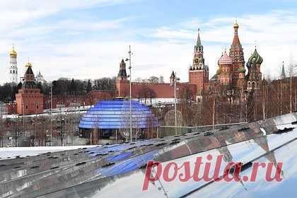 В парке «Зарядье» появился новый цифровой арт-объект. На куполе флагманского туристско-информационного центра в «Зарядье» 15 марта открыли цифровой арт-объект «Бесконечное настоящее». Он представляет собой визуальную проекцию часов, которая ежесекундно трансформируется, меняя цвет и форму.