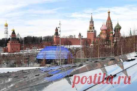 В парке «Зарядье» появился новый цифровой арт-объект. На куполе флагманского туристско-информационного центра в «Зарядье» 15 марта открыли цифровой арт-объект «Бесконечное настоящее». Он представляет собой визуальную проекцию часов, которая ежесекундно трансформируется, меняя цвет и форму.