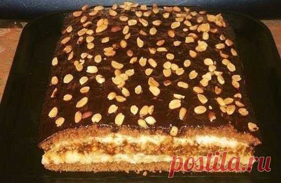 Торт «Домашний» с потрясающим вкусом. Попробовав раз, теперь готовлю постоянно! ИНГРЕДИЕНТЫ ДЛЯ ТЕСТА ● 3 яйца ● 1 ст. сахара ● 3 ст. л. густой сметаны ● 3 ст. л. какао-порошка ● 1 ст. муки ● 1 ст. л. разрыхлителя ИНГРЕДИЕНТЫ ДЛЯ ПЕРВОГО КРЕМА ● 1 ст. манки ● 3/4 ст. сахара ● 250 г сливочного масла ● 3 ст. молока ИНГРЕДИЕНТЫ ДЛЯ ВТОРОГО КРЕМА ● 1 упаковка несоленых крекеров (печенья) ● 0,5 л вареного сгущенного молока ● 200 г жареного арахиса ПРИГОТОВЛЕНИЕ 1. Начинай с приготовления теста. Отдел