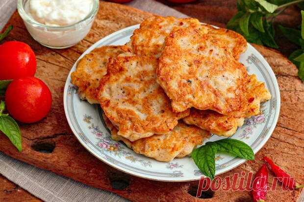 Куриные котлеты «По-албански» – готовятся без мясорубки - БУДЕТ ВКУСНО! - медиаплатформа МирТесен Внешне курица по-албански напоминает рубленые котлеты или оладьи, но получается сочнее, а равномерная золотистая корочка добавляет блюду аппетитности. Приправ используется минимум, только черный перец и чеснок – в небольшом количестве они не меняют вкус курицы, лишь добавляют аромата. Насколько