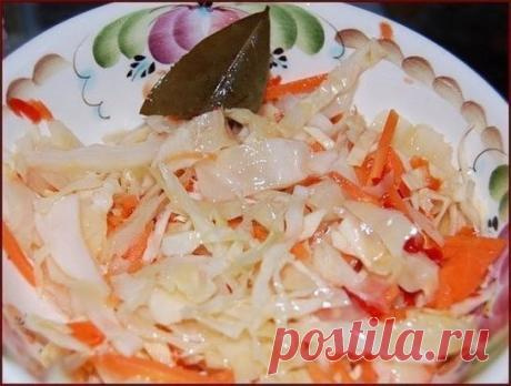 Делала вчера на ночь. Утром тарелку умяли в пять сек). 
В 200 граммах 149 калорий, а вкусно!) 
БОМБОВАЯ КАПУСТКА 
Ингредиенты: 
- 2 кг - капусты 
- 0,4 кг - моркови 
- 4 дольки - чеснока 
- можно добавить яблоко, свёклу 
Маринад: 
- 150 мл - раст.масло 
- 150 мл - 9 % уксуса 
- 100 г - сахара 
- 2 ст.л. - соли 
- 3 шт. - лавр.листа 
- 5-6 горошин - черного перца 
- 0,5 л - воды 
Приготовление: 
1. Всё нашинковать, морковь натереть, чеснок порезать пластинками. Уложить плотно в банку. 
2. В