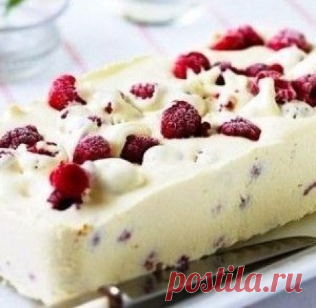 Легкий торт из йогурта и фруктов без выпечки