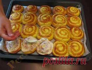 -НЕЖНЕЙШИЕ Творожные завитушки в СМЕТАННОЙ заливке
Дорогие мои читатели.Сказать что это ВКУСНО — это НИЧЕГО Не СКАЗАТЬ — это просто ФАНТАСТИЧЕСКИ и СКАЗОЧНО, Нереально ВКУСНО
В этом рецепте творожные завитушки сразу же после выпечки заливают сметанной заливкой, плотно укупоривают и в таком виде оставляют до полного остывания. В результате завитушки получаются такими волшебно мягкими, пропитанными сметанкой (не прочтите мокрыми, вовсе нет!), а в доме стоит такой умопомрачительный АРОМАТ!!! Описы