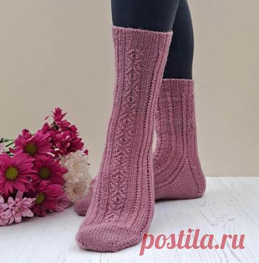 Свежая схема носков сверху вниз с эластичной пяткой, клином и рельефным узором из кругов и мягких ромбов.