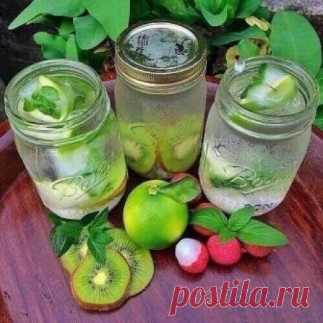 30 советов, которые помогут пить больше воды

1. Для разнообразия, добавьте в воду освежающие листья мяты.

2. Вместо того, чтобы убрать в сторону пустой стакан, наполните его водой и поставьте рядом.

3. Каждый раз, когда вы проходите мимо кулера с водой, остановитесь и сделайте глоток.

4. Если вы почувствовали, что вы голодны, хотя недавно поели, выпейте стакан воды, так как чувство голода может быть вызвано обезвоживанием.

5. Сделайте вашу воду более разнообразной, до...