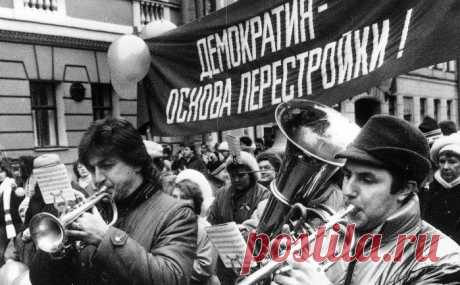 «Видимо, товарищи, всем нам надо перестраиваться. Всем». С этими словами, произнесенными 17 мая 1985 года на собрании актива Ленинградской партийной организации генсеком Михаилом Горбачёвым, было положено начало перестройке. Новый курс в корне изменил образ жизни советского человека. Жители столкнулись с невиданными до тех пор товарным дефицитом и спекуляцией, а в лексиконе появились «гласность», «ускорение», «углУбить». А через несколько лет на карте мира исчезло государство Союз Советских…