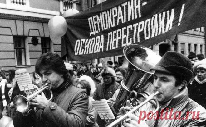 «Видимо, товарищи, всем нам надо перестраиваться. Всем». С этими словами, произнесенными 17 мая 1985 года на собрании актива Ленинградской партийной организации генсеком Михаилом Горбачёвым, было положено начало перестройке. Новый курс в корне изменил образ жизни советского человека. Жители столкнулись с невиданными до тех пор товарным дефицитом и спекуляцией, а в лексиконе появились «гласность», «ускорение», «углУбить». А через несколько лет на карте мира исчезло государство Союз Советских…