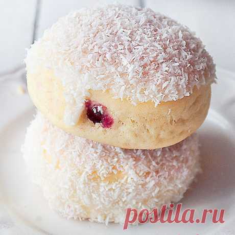 Пончики с кокосовой глазурью и клубничным джемом