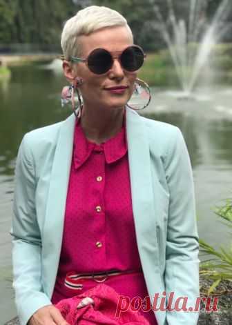 Мода за 50+ Не так давно в Нью-Йорк Таймс вышла статья «Не одевайтесь на свой возраст», призывающая женщин игнорировать советы по стилю, запрещающие носить определённые вещи после 40 лет. В комментариях к ней в знак солидарности отметились сотни женщин, уставших подгонять свой стиль под возрастные рамки. Сейчас