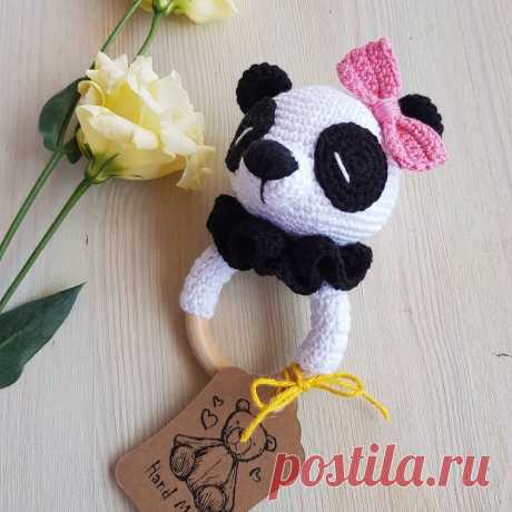 PDF Погремушка Панда крючком. FREE crochet pattern; Аmigurumi animal patterns. Амигуруми схемы и описания на русском. Вязаные игрушки и поделки своими руками #amimore - Панда, медведь, маленький медвежонок, мишка, погремушка.