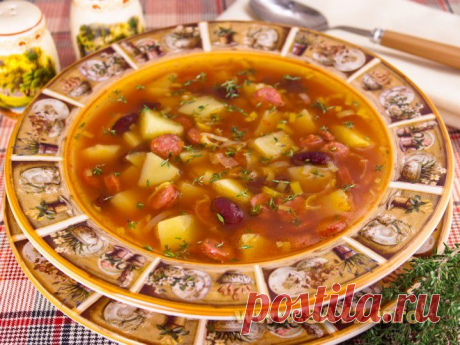 Томатный суп с охотничьими колбасками и фасолью
