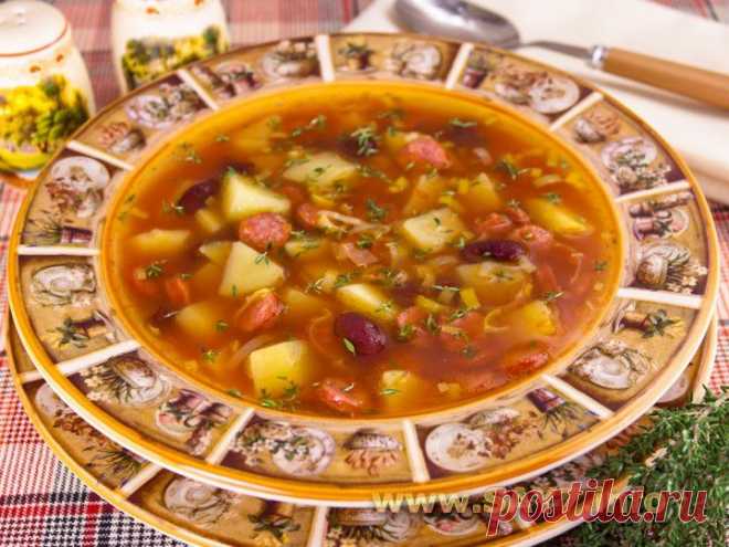Томатный суп с охотничьими колбасками и фасолью