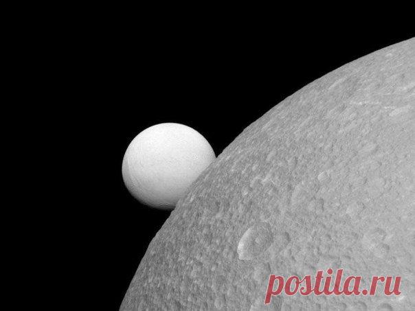 Свежий снимок Дионы и Энцелада от Кассини / Интересный космос