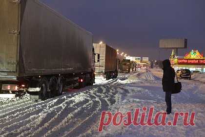 Два человека погибли при столкновении двух фур в российском регионе. Под Красноярском в районе поселка Козулька столкнулись две фуры. В результате ДТП погибли два человека, еще один пострадал. Об этом в среду, 1 марта, сообщили в ГУ МЧС по Красноярскому краю. Авария произошла около 16:00 по московскому времени на 706-м километре трассы P-255.