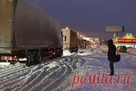 Два человека погибли при столкновении двух фур в российском регионе. Под Красноярском в районе поселка Козулька столкнулись две фуры. В результате ДТП погибли два человека, еще один пострадал. Об этом в среду, 1 марта, сообщили в ГУ МЧС по Красноярскому краю. Авария произошла около 16:00 по московскому времени на 706-м километре трассы P-255.