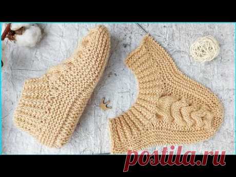 Следки-тапочки  спицами с объёмной  косой и красивой резинкой.