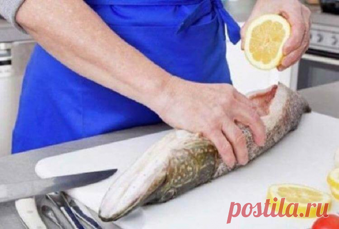 Маленькие хитрости при приготовлении рыбы  

Предлагаем Вам подборку советов, которые помогут приготовить рыбу, и приготовить …идеально! 
1. Перед обработкой рыбы, поместите ее в посуду с водой, если рыба тонет она свежая, если нет, то откажи…