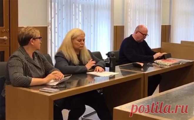 Суд огласил приговор владелице фитнес-клуба, где погибла дочь Конкина. Пресненский суд приговорил Анну Андрианову — владелицу фитнес-клуба Jump, в бассейне которого два года назад утонула дочь актера Владимира Конкина Софья, — к двум годам принудительных работ по п.