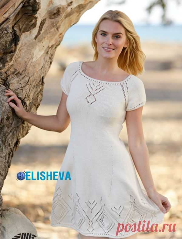 Короткое, летнее платье от Drops Design с ажурными ромбами и регланом, вязаное спицами