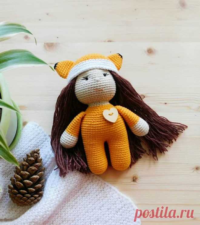 Кукла в костюме лисички крючком