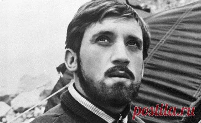 «Маска» — cтихотворение Владимира Высоцкого
Сколько нужно испытать разочарований, боли и сомнений, чтобы так гениально написать?! Увы, очень многим знакомы эти ощущения… Смеюсь навзрыд среди кривых зеркал, Меня, должно быть, ловко разыграли: Крючки носов и до ушей оскал — Как на венецианском карнавале Что делать мне? Бежать, да поскорей? А может, вместе с ними веселиться? Надеюсь я — под маскою […]
Читай пост далее на сайте. Жми ⏫ссылку выше
