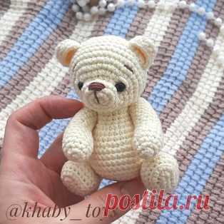 Мини Мишка амигуруми. Схемы и описания для вязания игрушек крючком! Бесплатный мастер-класс от Анастасии @khaby_toys по вязанию мини мишки крючком. Высота вязаной крючком игрушки примерно 10 см стоя и около 8 см сидя…