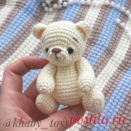 Мини Мишка амигуруми. Схемы и описания для вязания игрушек крючком! Бесплатный мастер-класс от Анастасии @khaby_toys по вязанию мини мишки крючком. Высота вязаной крючком игрушки примерно 10 см стоя и около 8 см сидя…