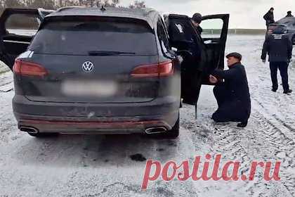 Раскрыта причина неудавшейся расправы над владельцем птицефабрики Ширяевым. Ошибка киллера помешала ему расправиться с владельцем крупнейшей птицефабрики Воронежской области, экс-депутатом областной думы Геннадием Ширяевым. По данным источника, обычно Ширяев сидел на заднем пассажирском сидении, куда и выстрелил киллер. Однако в день покушения владелец птицефабрики сам сел за руль.