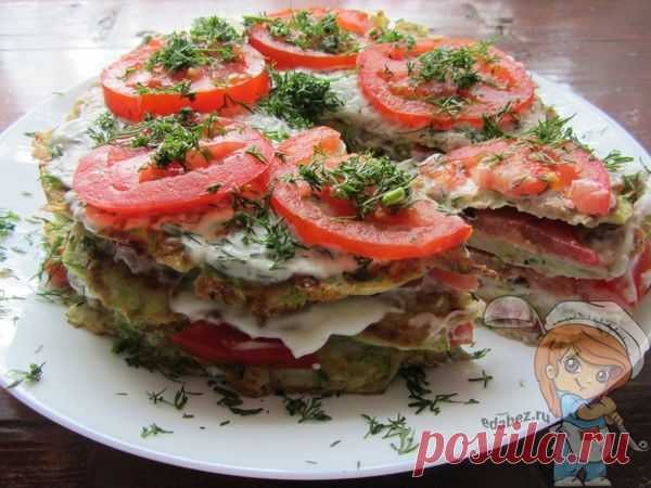 Полезный закусочный торт из кабачков: пошаговый рецепт с фото Кабачки — очень полезный продукт. Они помогают выведению из организма шлаков и токсинов, способствуют снижению холестерина в крови, благоприятно воздействуют на работу желудочно-кишечного тракта. Есть большое разнообразие блюд из кабачков, но в этот раз я отдала предпочтение кабачковому торту.