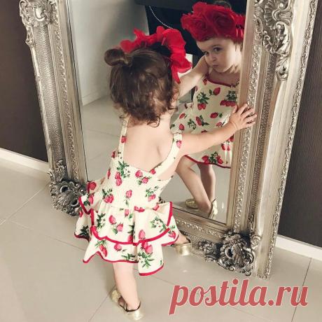 Дочка – это ленточки, платьица в горошек,
И примерка новеньких маминых серёжек.
Дочка – это каблучки, сумочки, кокетство,
Глаз весёлых огоньки и цветное детство.
Пусть Дочурка и умна, и прекрасна будет,
Пусть её счастливый смех утром вас разбудит.
Пусть ласкает солнца луч розовые щёчки,
Нежной, искренней любви – вам и вашей Дочке...

Татьяна Дементьева