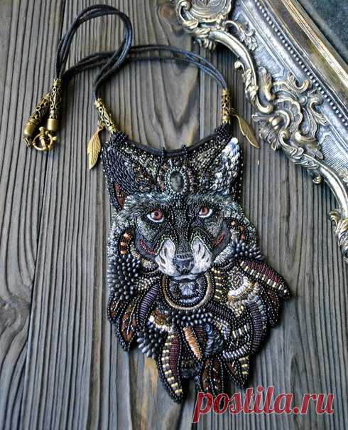 Mis bellas manos están listas  
Amigos, les presento el collar del Espíritu de la Libertad. 
Creo que el nombre habla por sí mismo. Un animal inteligente y amante de la libertad que no se rinde al entrenamiento y rara vez se topa con los cazadores. Verdadero Príncipe del Bosque  
En este momento, mi trabajo favorito. 
En la composición de paillettes indios, italianos, gimp, japoneses y las cuentas checas más pequeñas, hilo dental y metalizado, ojos realistas y una gran can...