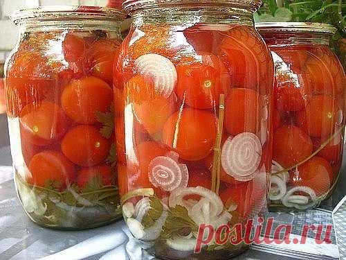 Помидоры с луком и лимонной кислотой. Новый, необычный рецепт. Легко и быстро готовить! Очень вкусно! 
Помидоры вымыть, наколоть зубочисткой.
На дно банки положить лук порезанный кольцами.Уложить помидоры в банки. Залить кипятком, оставить на 20 минут примерно. Вылить и снова залить кипятком и оставить. 
Потом вылить и залить маринадом: На 1 литр воды:
3 столовые ложки сахара
1 столовая ложка соли
2 лавровых листа
7 горошин черного перца
когда все закипит, добавить 1 чайную ложку л
