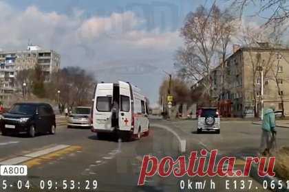 Побег россиянина из автомобиля скорой помощи на ходу попал на видео. В Комсомольске-на-Амуре мужчина на ходу выпрыгнул из автомобиля скорой помощи, затем поднялся на ноги и убежал. На кадрах с видеорегистратора шедшего за скорой помощью автомобиля видно, как пациент вышибает задние двери машины и выпрыгивает на асфальт. через несколько секунд он встает на ноги.