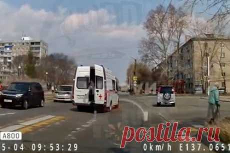Побег россиянина из автомобиля скорой помощи на ходу попал на видео. В Комсомольске-на-Амуре мужчина на ходу выпрыгнул из автомобиля скорой помощи, затем поднялся на ноги и убежал. На кадрах с видеорегистратора шедшего за скорой помощью автомобиля видно, как пациент вышибает задние двери машины и выпрыгивает на асфальт. через несколько секунд он встает на ноги.