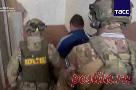 Задержание сотрудниками ФСБ финансировавшего ВСУ россиянина попало на видео. Задержание обвиняемого в госизмене 39-летнего россиянина попало на видео. На кадрах видно, как силовики ведут мужчину в темно-синем спортивном костюме в наручниках по лестнице, после чего сажают в автомобиль и отвозят в здание УФСБ. По данным спецслужбы, он оказывал финансовую помощь Вооруженным силам Украины.