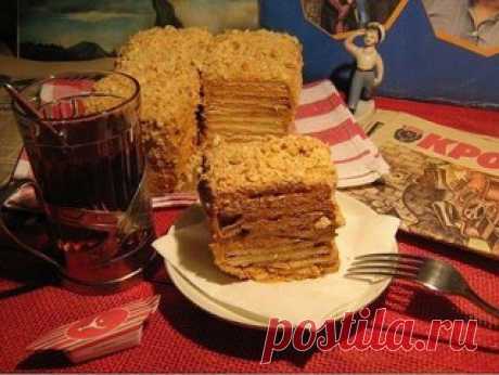 ТОРТ ИЗ ПЕЧЕНЬЯ БЕЗ ВЫПЕЧКИ

Это вкус нашего детства. Все просто, быстро и очень вкусно!

Понадобится:

Печенье «Юбилейное» (или подобное) - 1 кг;
Сгущенное молоко (варенное) – 400 г;
Масло сливочное – 200 г;
Ванилин

Приготовление:

Масло взбить добела. Добавить варенное сгущенное молоко, ванилин и ещё раз хорошенько взбить.
Печенье укладываем на твердую основу (поднос) рядами и смазываем кремом, в том числе и по бокам.
Несколько печений покрошить и посыпать торт.
И все! ...